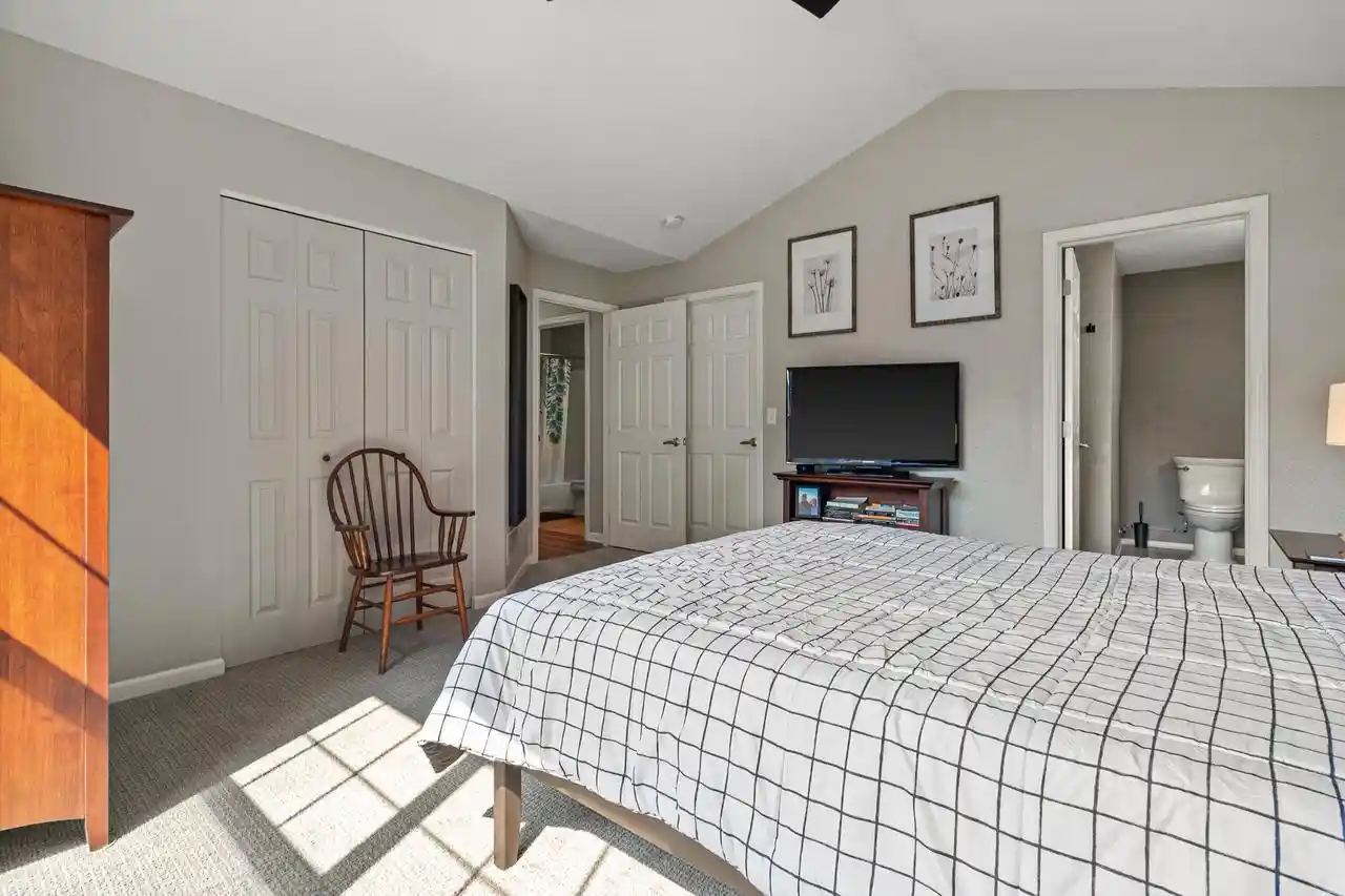 3rd image of N16w26401 Meadowgrass Cir Cir, Pewaukee, WI 53072