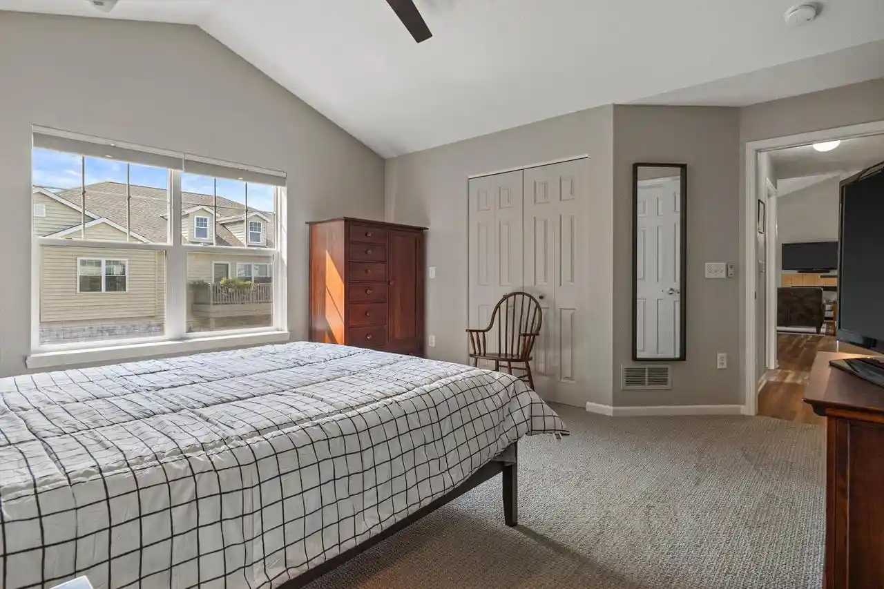 4th image of N16w26401 Meadowgrass Cir Cir, Pewaukee, WI 53072