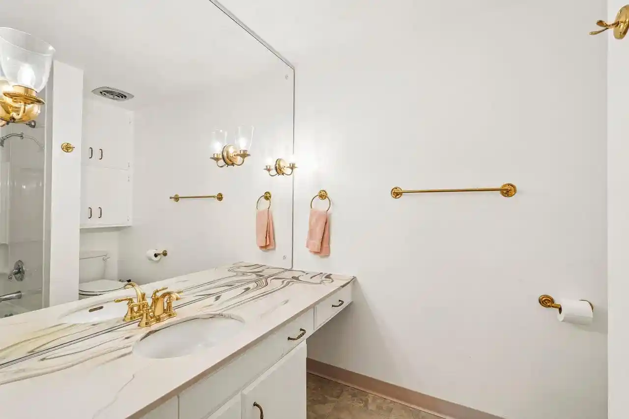 Listing Photo 4 - Condo for sale in building located at 2525 S Shore Dr Dr, Milwaukee, WI 53207 - Unit #14B