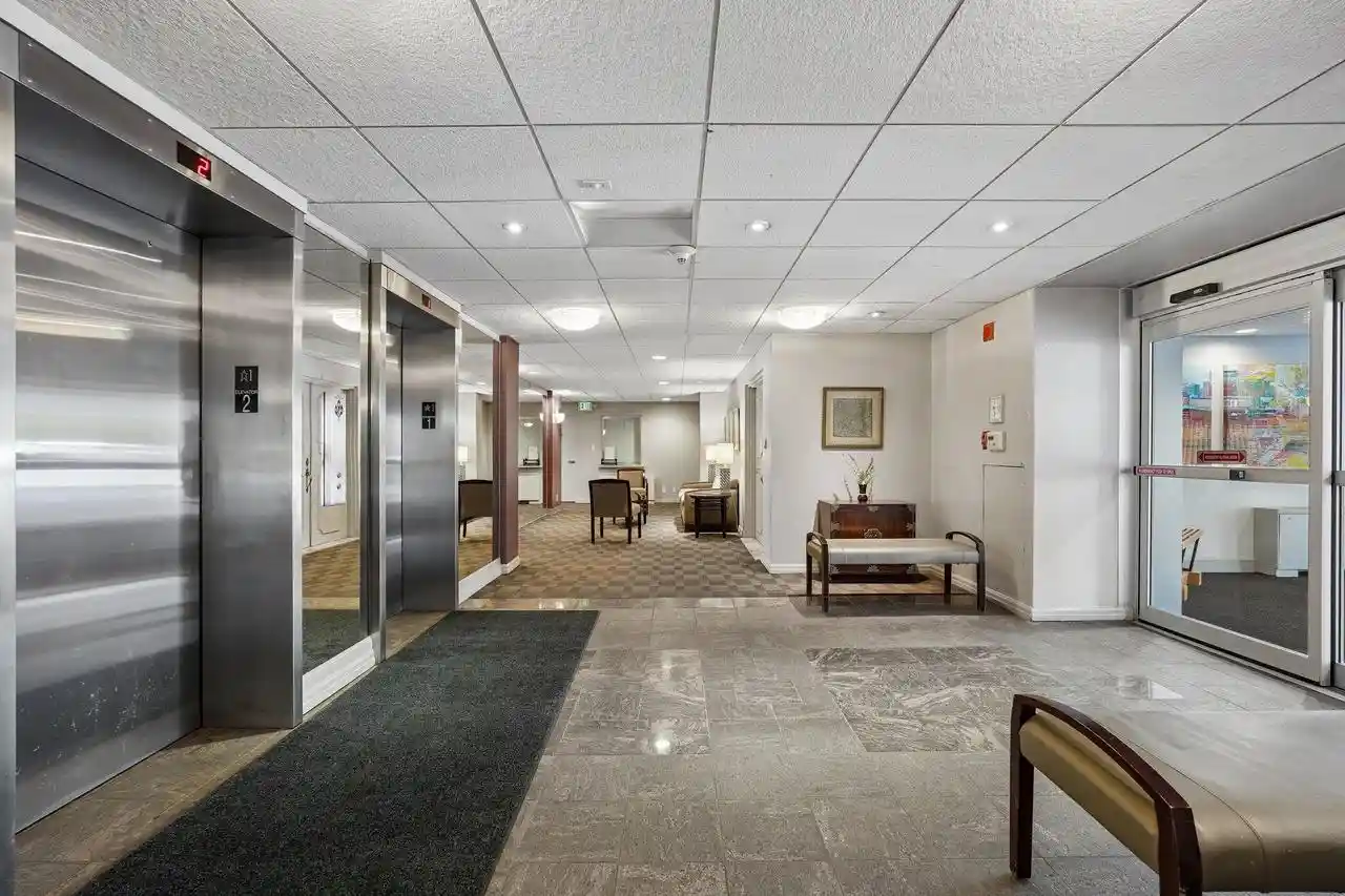 Listing Photo 5 - Condo for sale in building located at 2525 S Shore Dr Dr, Milwaukee, WI 53207 - Unit #14B