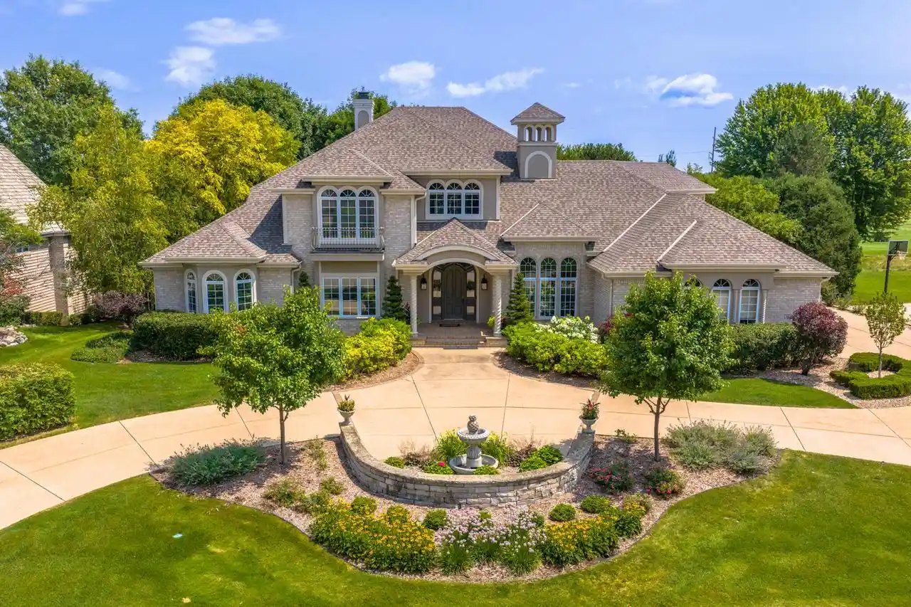 1st image of 800 Ponderosa Dr N Dr N, Hartland, WI 53029 | MLS# 1973948