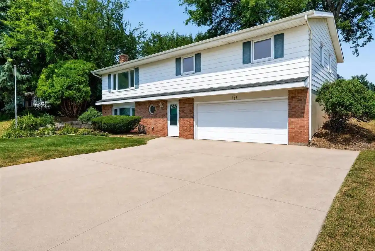 Photo 1 of Single family home for sale at 924 Buena Vista Dr Dr, Sun Prairie, WI 53590 | MLS# 2029266 | Listing updated on 2026-08-25