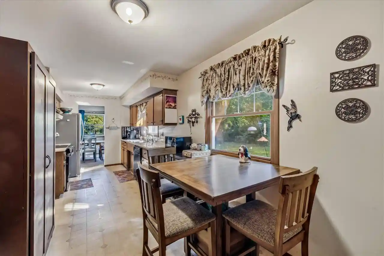 37th image of W53n849 Castle Court Court, Cedarburg, WI 53012 | MLS# 1973999