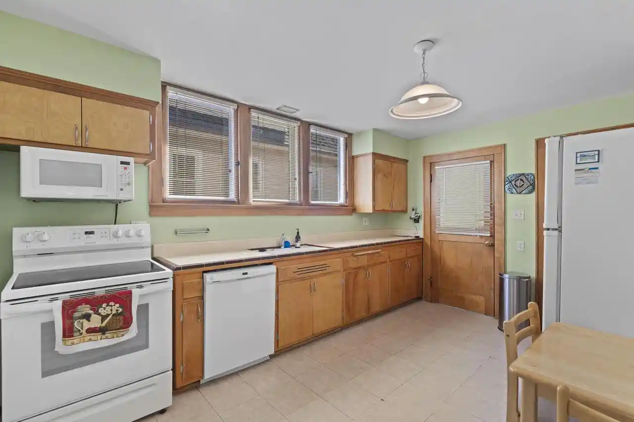 5th image of 539 N 64th St St, Wauwatosa, WI 53213