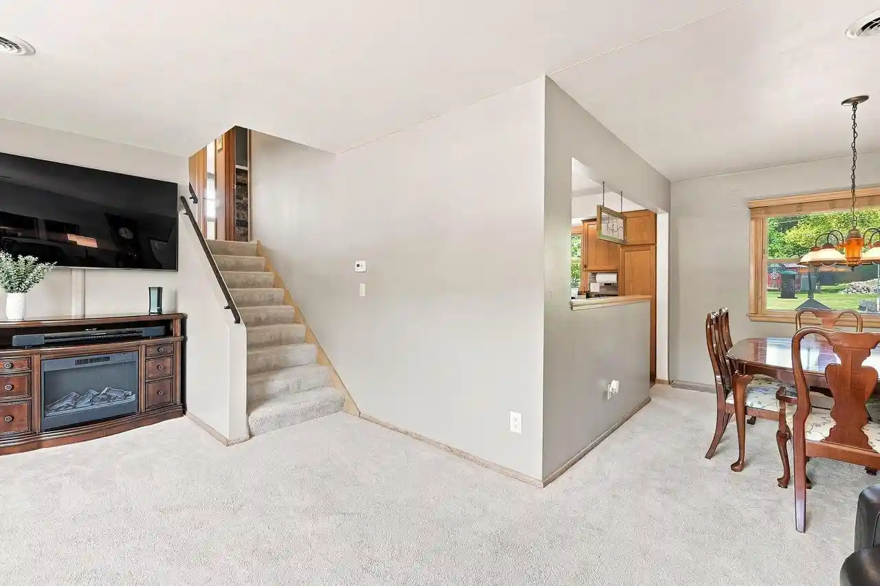 3rd image of 6712 Manchester Dr Dr, Greendale, WI 53129 | MLS# 1974112