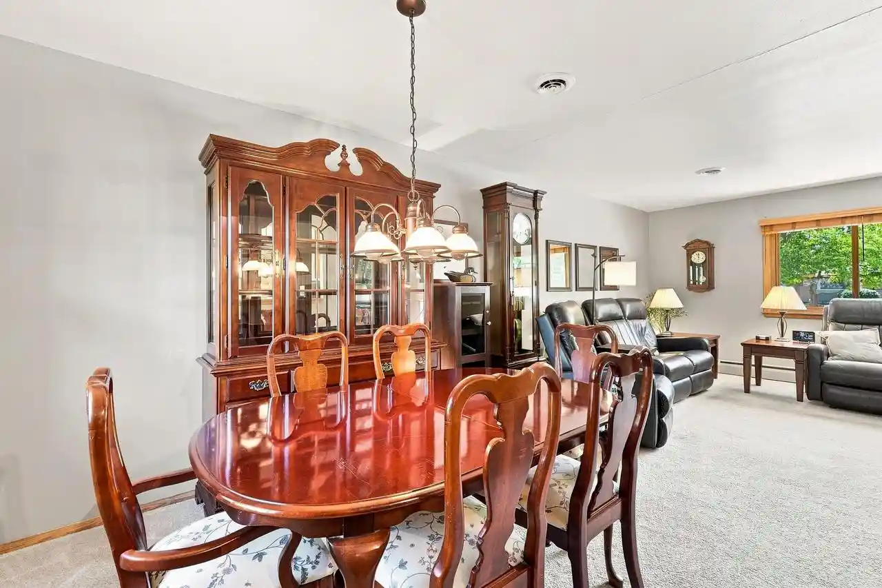 4th image of 6712 Manchester Dr Dr, Greendale, WI 53129 | MLS# 1974112