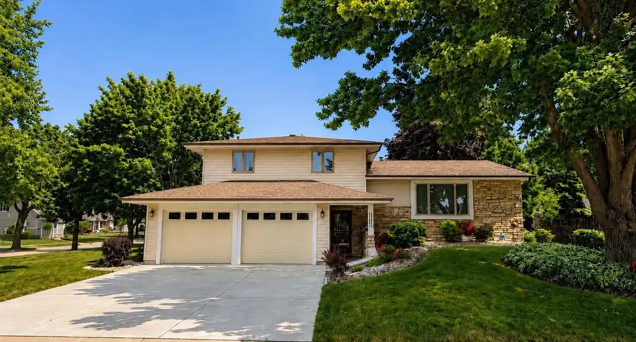 1st image of 1600 Brentwood Dr Dr, Oshkosh, WI 54904 | MLS# 50330155
