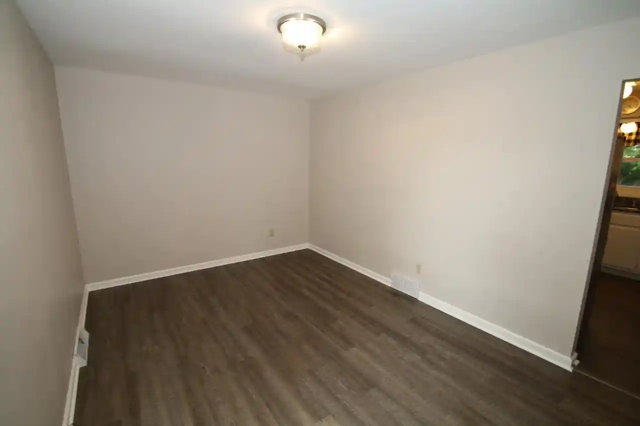 4th image of 1400 S Ridgeway Road Road, New Berlin, WI 53146 | MLS# 1974206