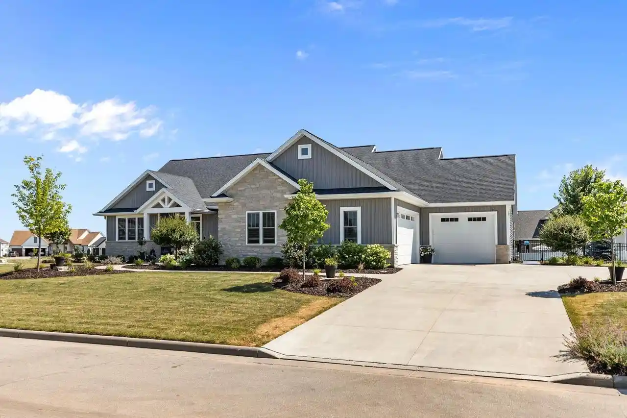 Photo 1 of Single family home for sale at 3001 W Old Oak Dr Dr, Appleton, WI 54913 | MLS# 50330218 | Listing updated on 2026-09-01