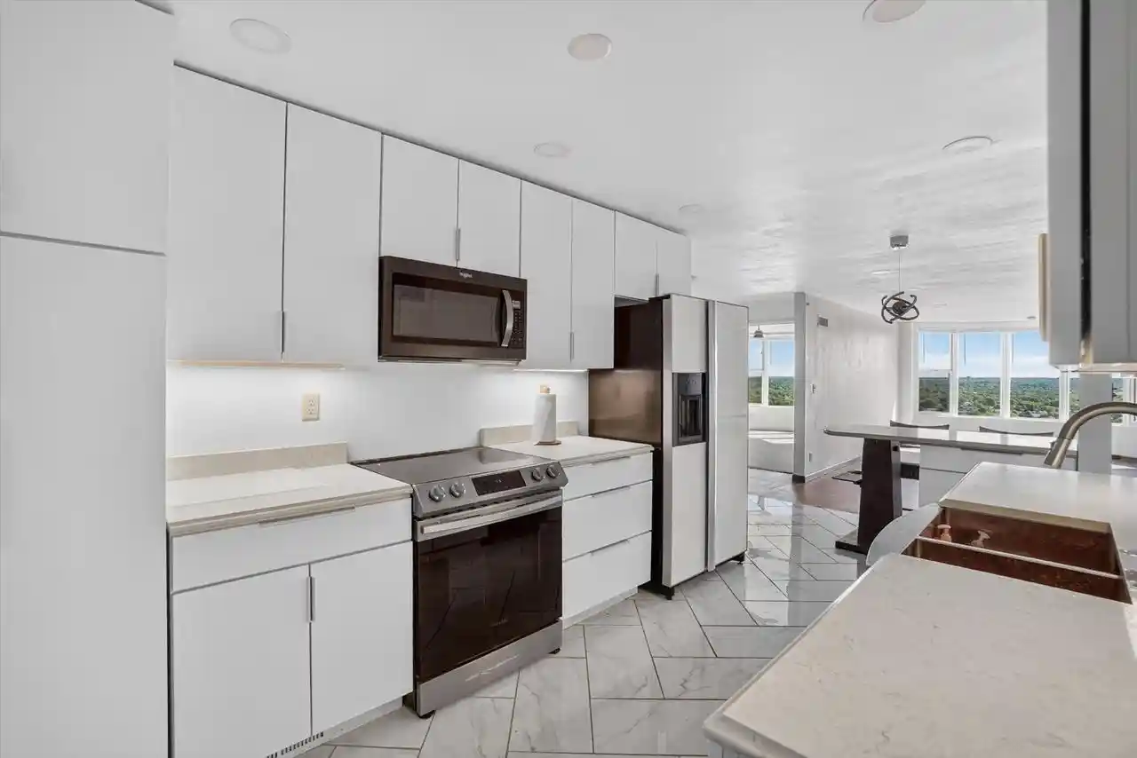 2nd image of 2525 S Shore Dr Dr, Milwaukee, WI 53207