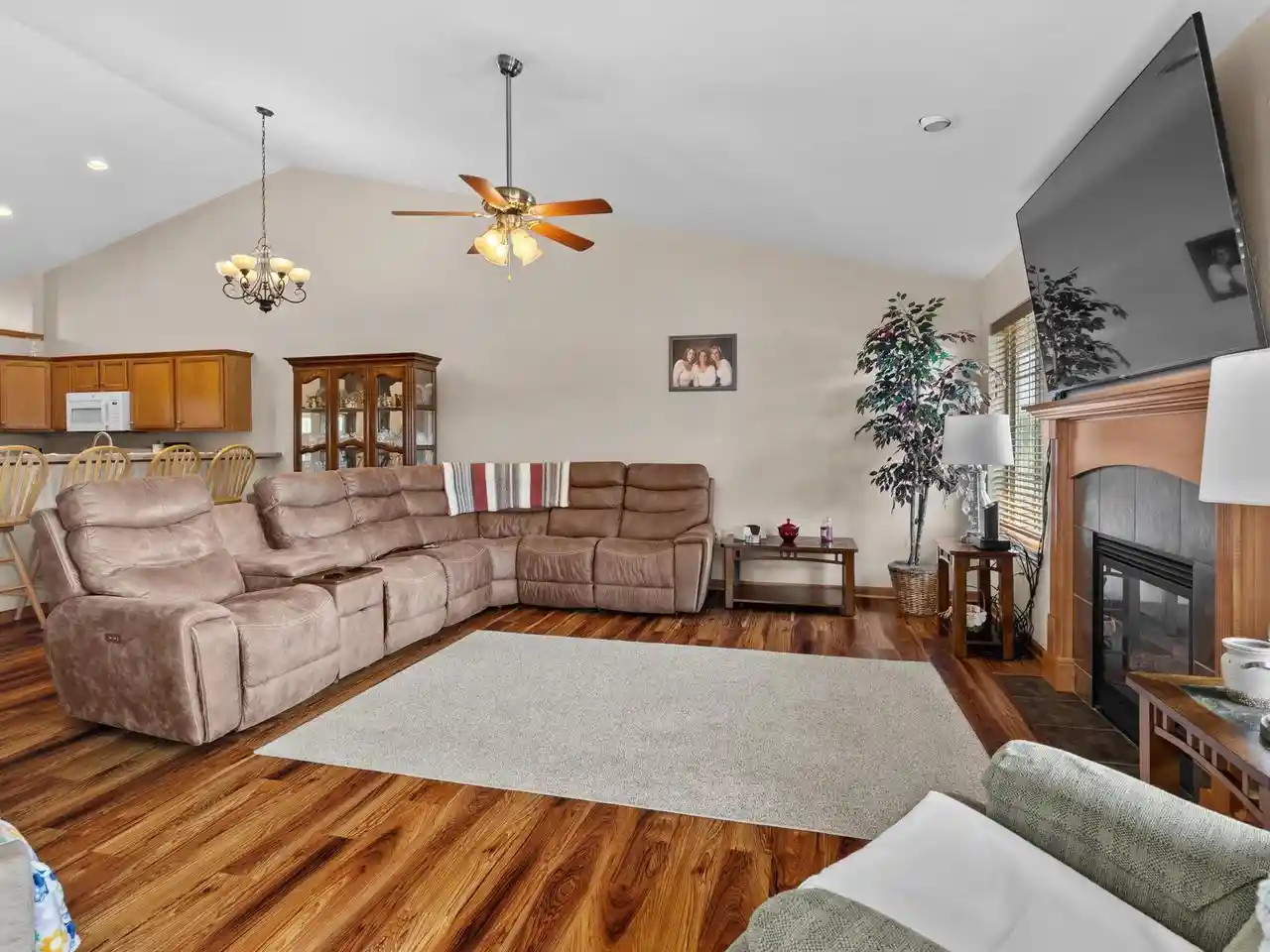 4th image of 537 Mapleleaf Court Court, Manitowoc, WI 54220 | MLS# 1974386