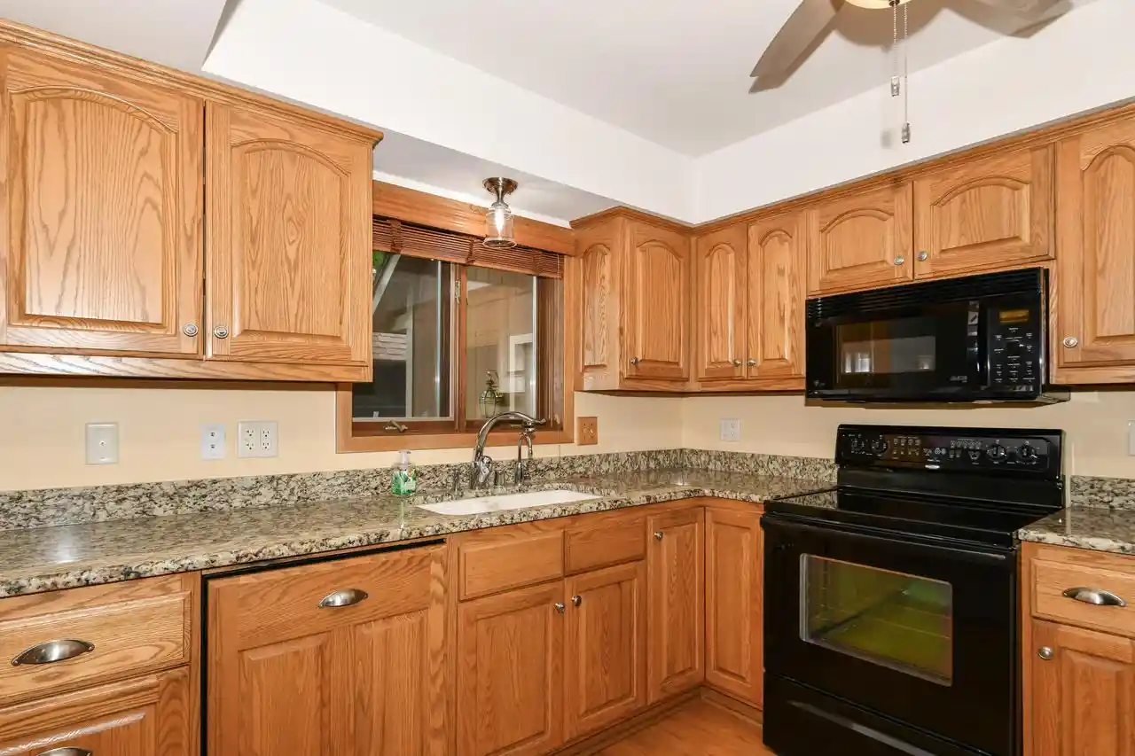 4th image of W270N6983 Woodland Oaks Dr Dr, Sussex, WI 53089 | MLS# 1974425