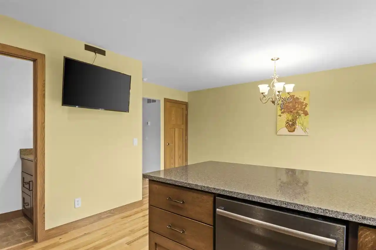Listing Photo 5 - Condo for sale in building located at 909 N Clover Ln Ln, Cottage Grove, WI 53527 - Unit #D