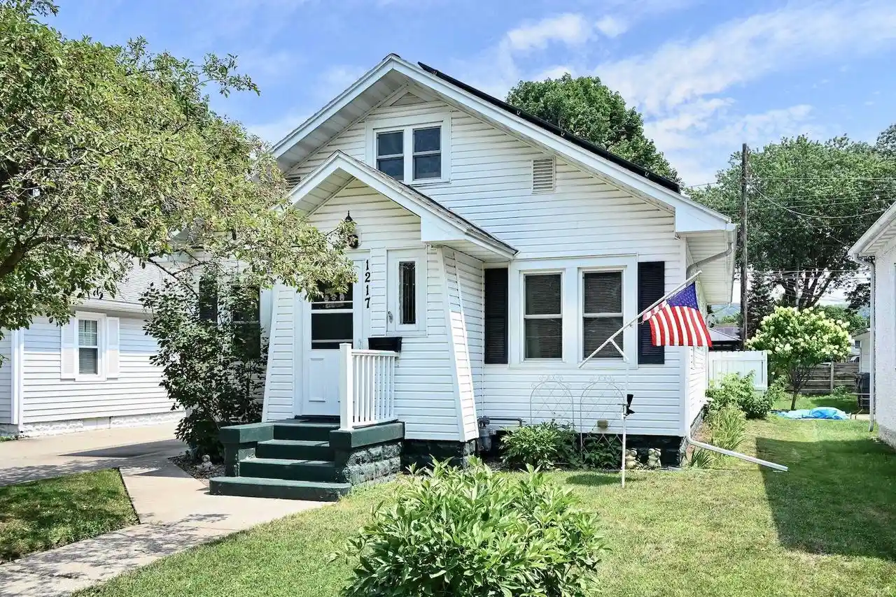 1st image of 1217 East Avenue S Avenue S, La Crosse, WI 54601 | MLS# 1974491