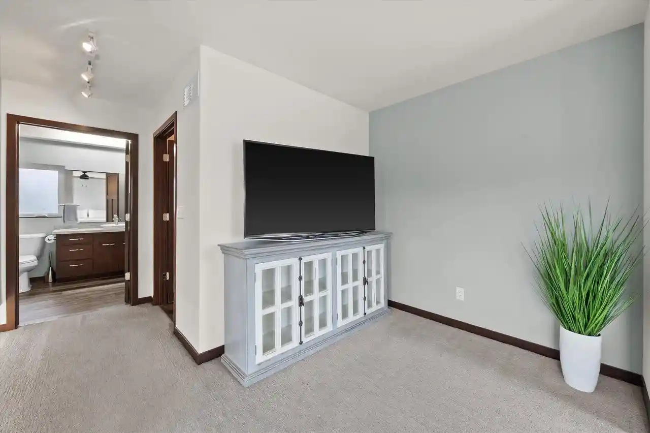 3rd image of 822 S Skypark Dr Dr, Hartford, WI 53027 | MLS# 1974564