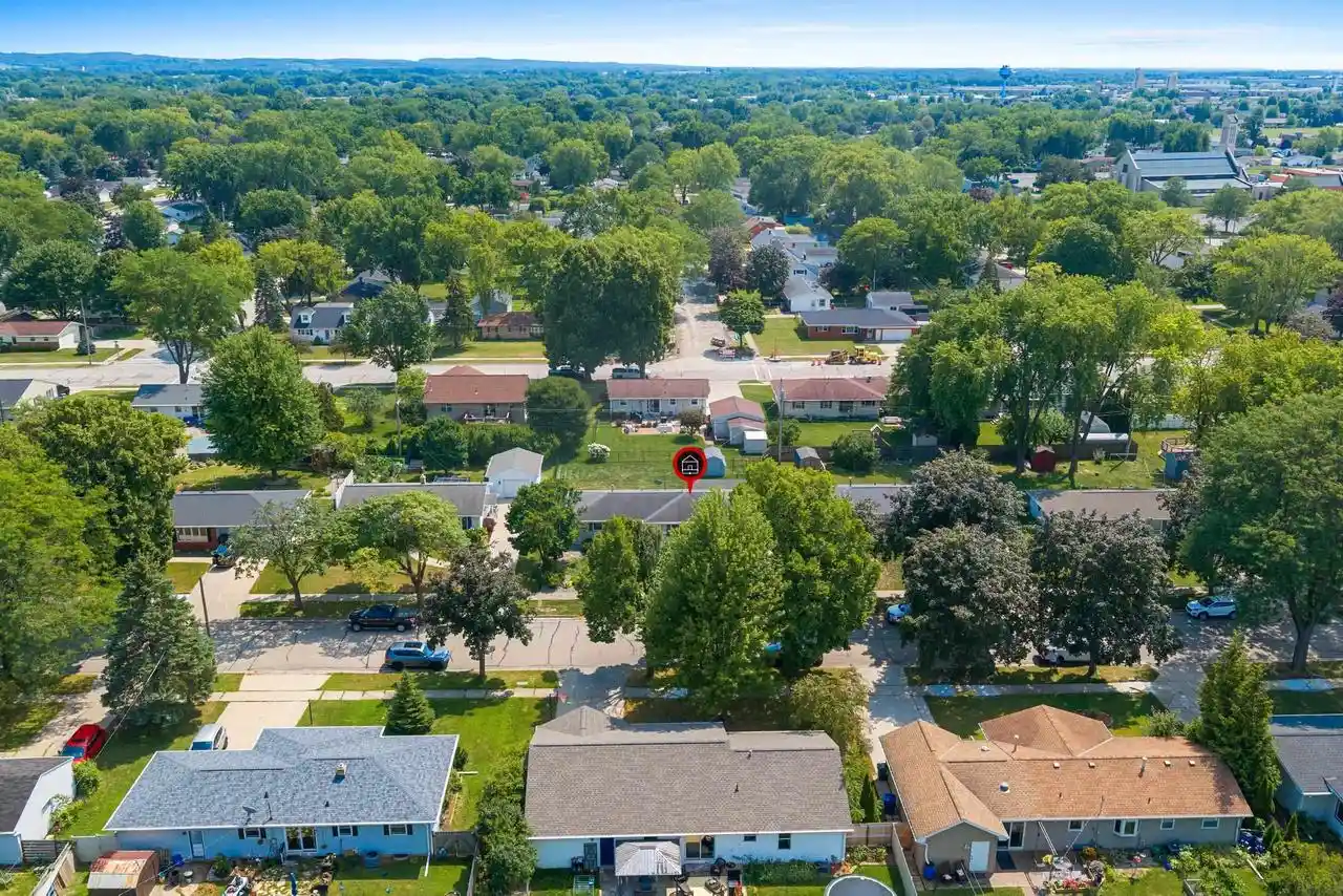 3rd image of 1015 Estes Dr Dr, De Pere, WI 54115 | MLS# 50330322