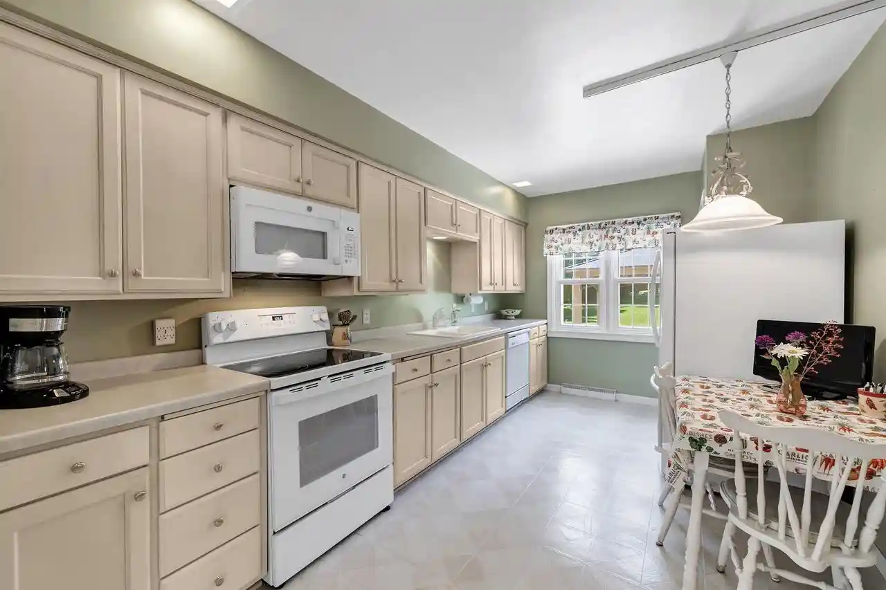 5th image of 244 E Mission Road Road, Green Bay, WI 54301 | MLS# 50330356