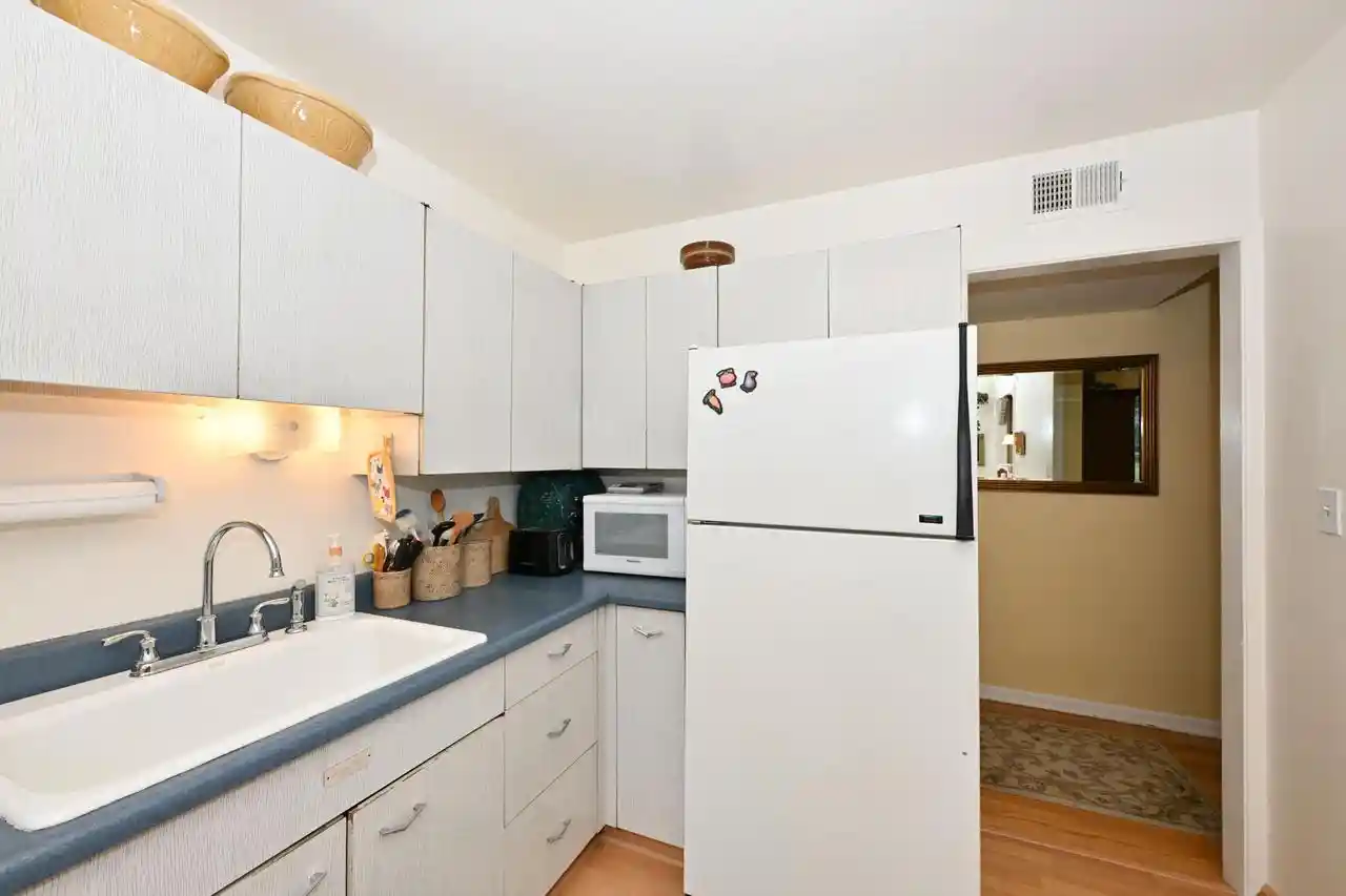 3rd image of 1323 E Randolph Ct Ct, Milwaukee, WI 53212