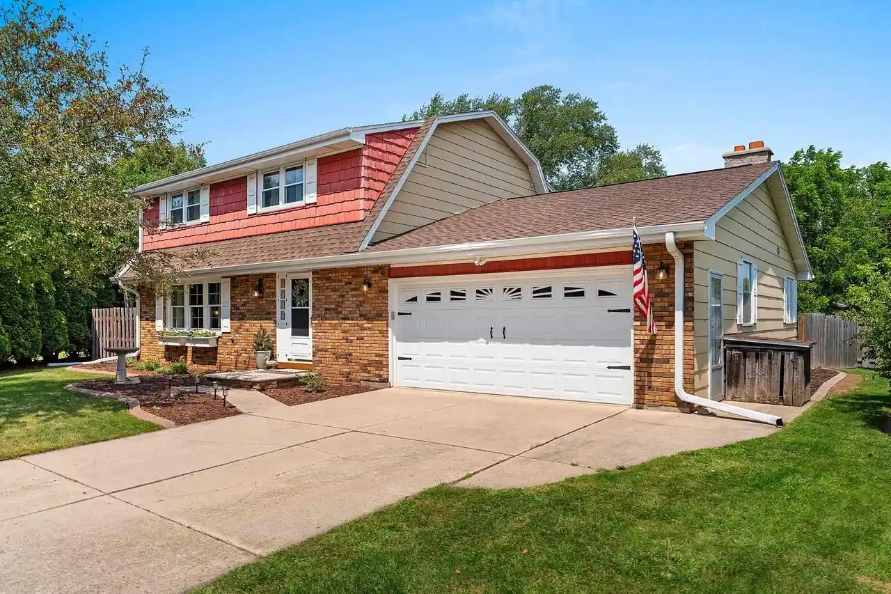Photo 1 of Single family home for sale at 1724 Murphy Court Court, Green Bay, WI 54303 | MLS# 50330398 | Listing updated on 2026-08-11