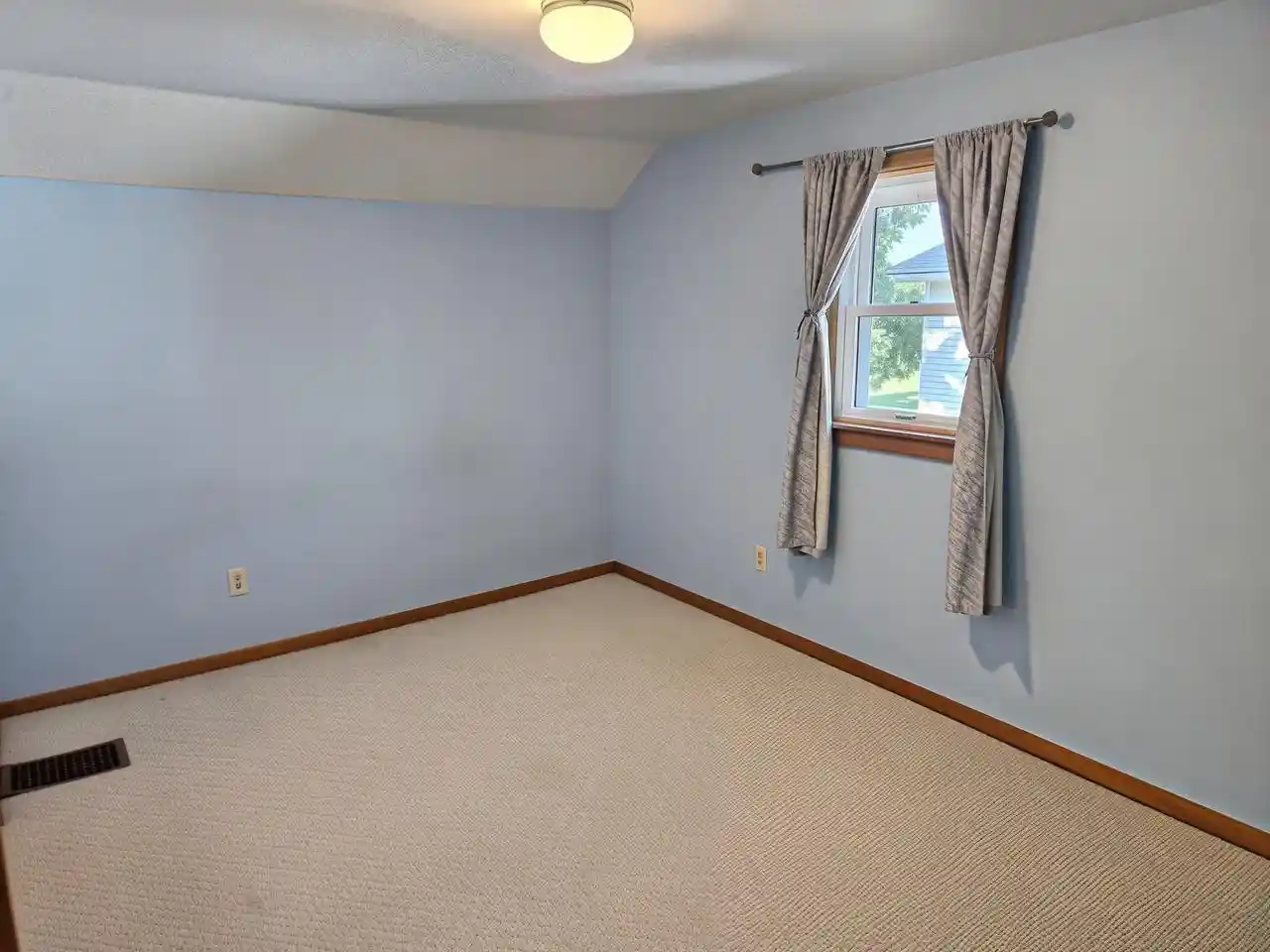 5th image of 806 W 8Th Avenue Avenue, Oshkosh, WI 54902 | MLS# 50330405