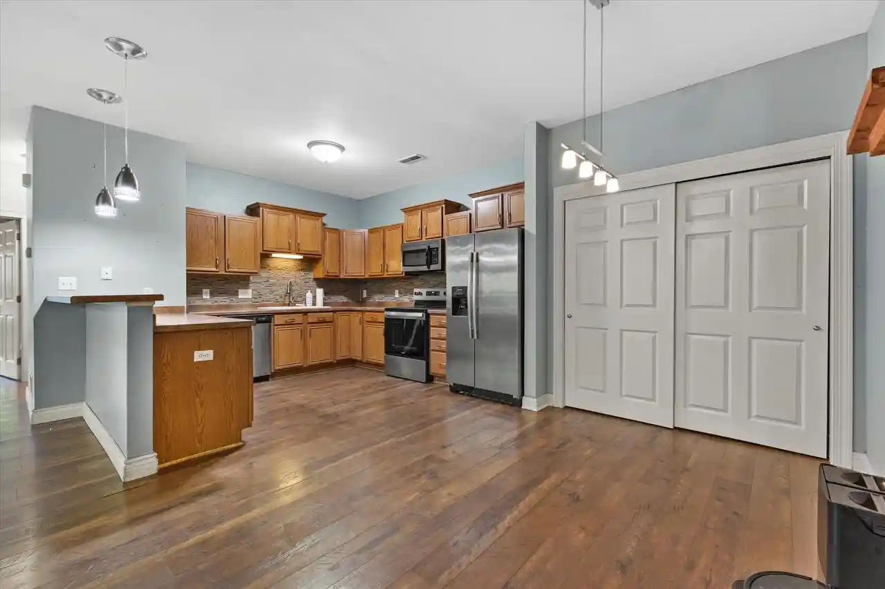 2nd image of 962 Bedford Ct Ct, Racine, WI 53406