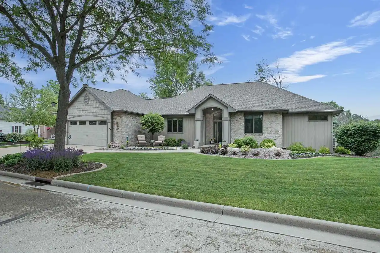 Photo 1 of Single family home for sale at 621 Glenview Avenue Avenue, Combined Locks, WI 54113 | MLS# 50330434 | Listing updated on 2026-08-10