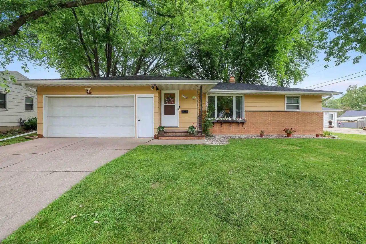 1st image of 742 Westwood Dr Dr, De Pere, WI 54115 | MLS# 50330436