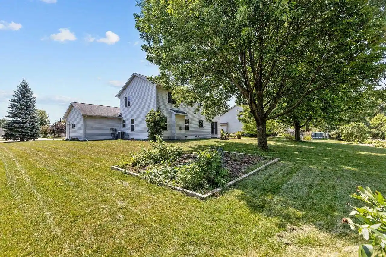 3rd image of W5876 Blue Bonnet Dr Dr, Appleton, WI 54915 | MLS# 50330461