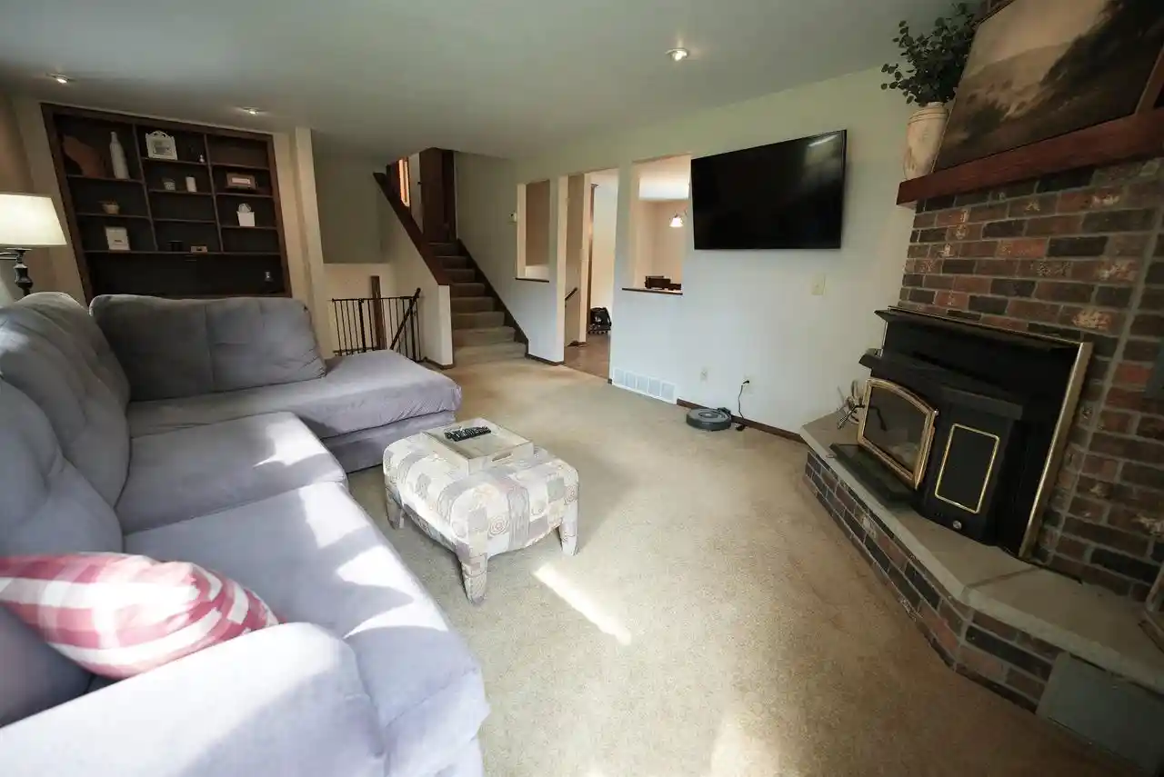 2nd image of 208 W Highland Dr Dr, Oconto Falls, WI 54154 | MLS# 50330462