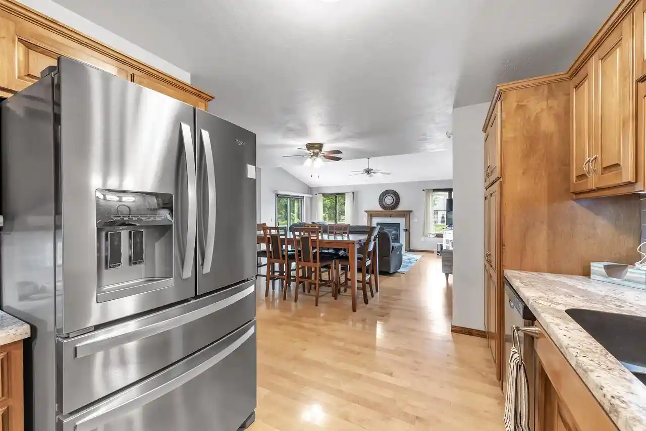 3rd image of 810 E River Dr Dr, De Pere, WI 54963
