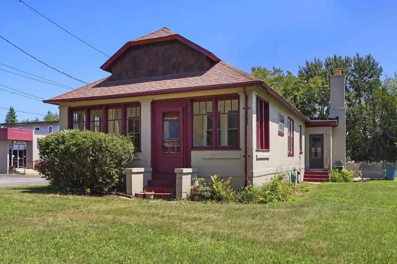 2nd image of 1039 Sheridan Road Road, Kenosha, WI 53140 | MLS# 1974881