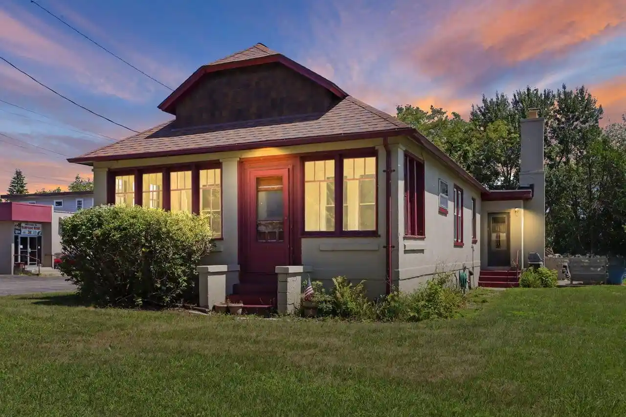 Photo 4 of Single family home for sale at 1039 Sheridan Road Road, Kenosha, WI 53140 | MLS# 1974881 | Listing updated on 2026-09-25