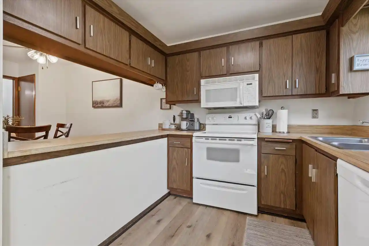 3rd image of 16250 W Coachlight Dr Dr, New Berlin, WI 53151