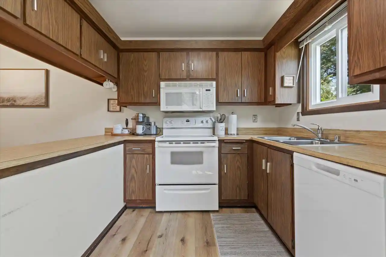 4th image of 16250 W Coachlight Dr Dr, New Berlin, WI 53151