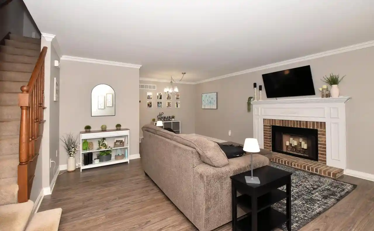 2nd image of 384 Willow Grv Dr Dr, Pewaukee, WI 53072