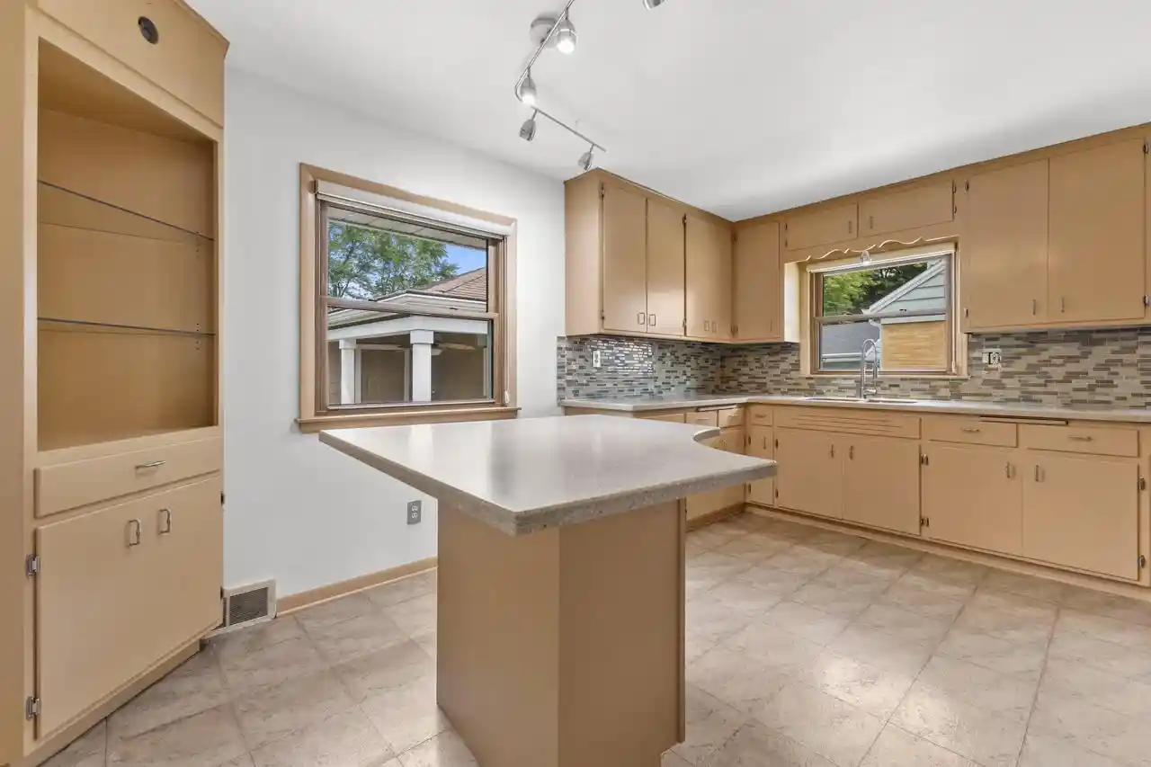 5th image of 11004 W Wisconsin Avenue Avenue, Milwaukee, WI 53226 | MLS# 1974987