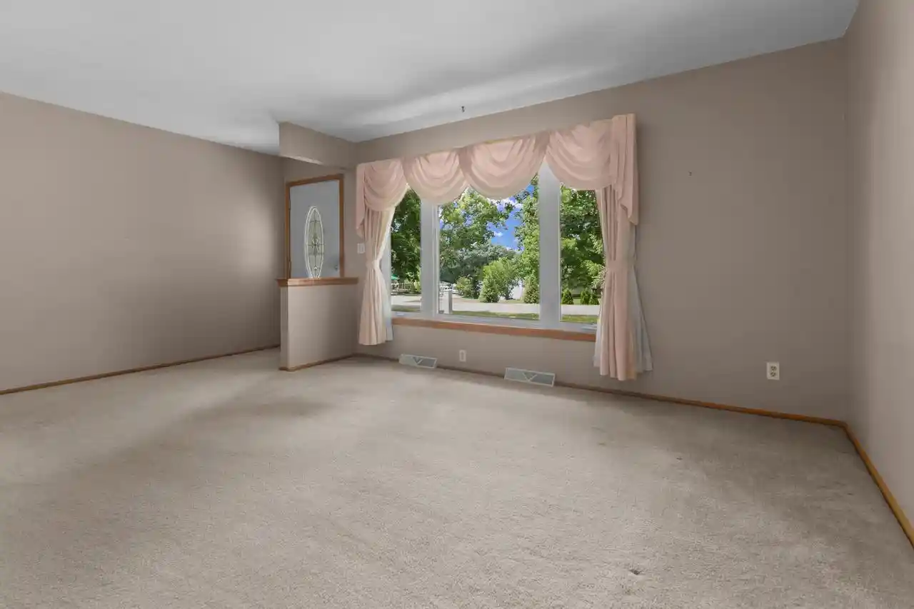 Photo 3 of Single family home for sale at N7694 Rendell Dr Dr, Elkhorn, WI 53121 | MLS# 1975010 | Listing updated on 2026-10-07