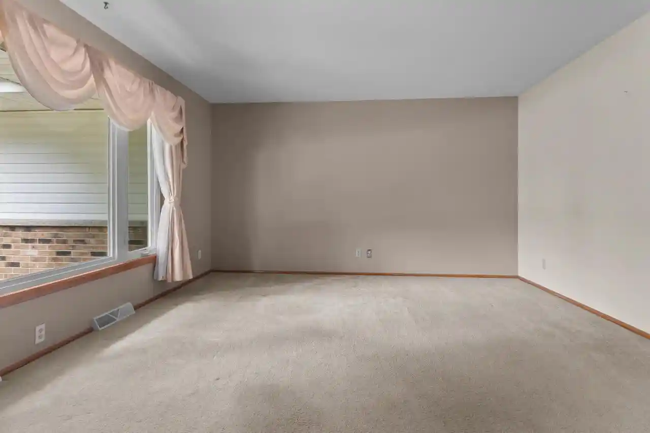 Photo 4 of Single family home for sale at N7694 Rendell Dr Dr, Elkhorn, WI 53121 | MLS# 1975010 | Listing updated on 2026-10-07