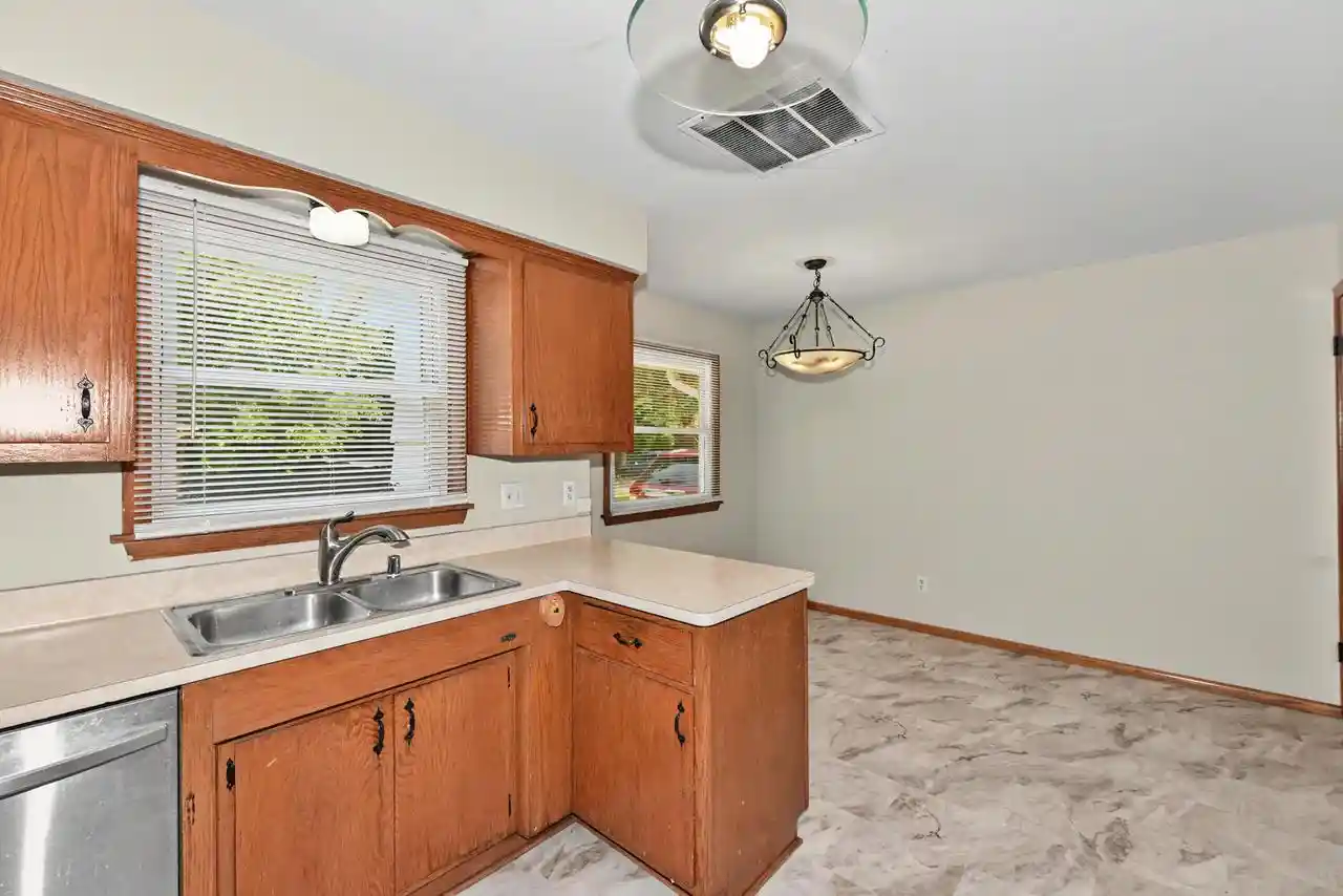4th image of 5111 Maplewood Dr Dr, Greendale, WI 53129