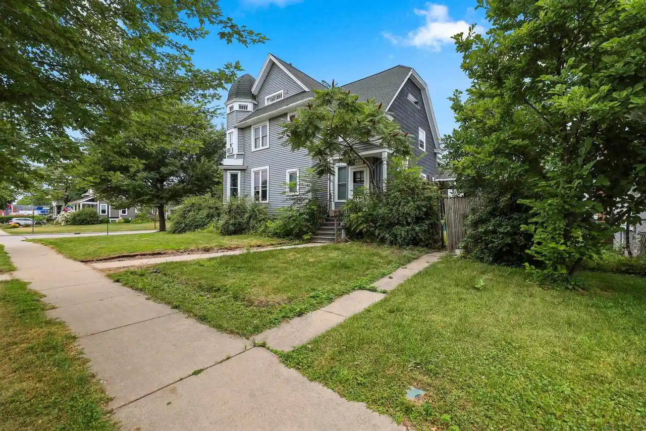 2nd image of 803 N Broadway, Green Bay, WI 54303 | MLS# 50330526
