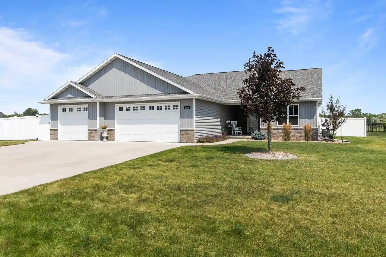 1st image of 2818 W Hidden Pine Dr Dr, Appleton, WI 54913 | MLS# 50330538