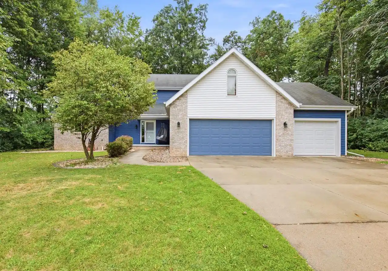 1st image of 2420 Brantwood Dr Dr, Neenah, WI 54956 | MLS# 50330554