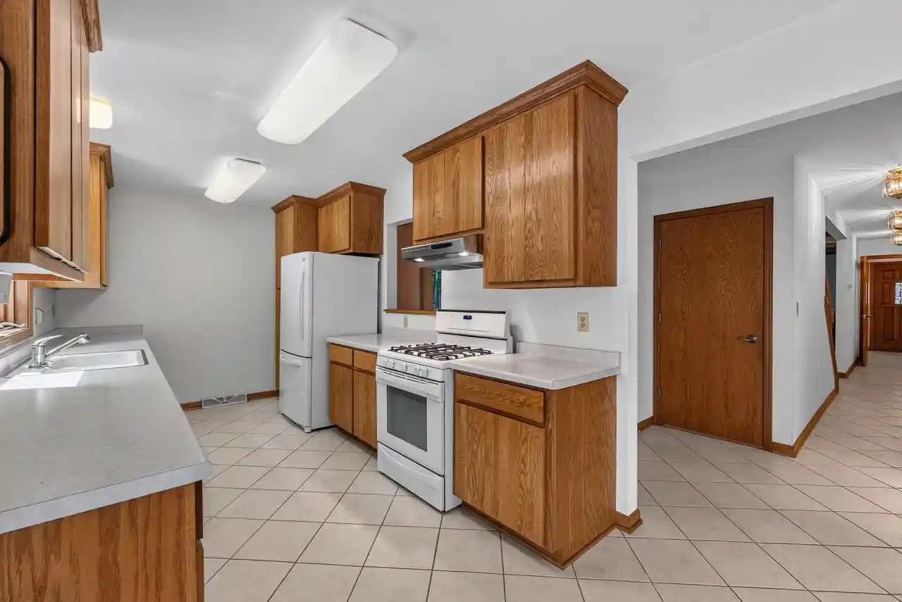 Photo 4 of Single family home for sale at S70W16663 Hedgewood Dr Dr, Muskego, WI 53150 | MLS# 1975073 | Listing updated on 2026-09-22