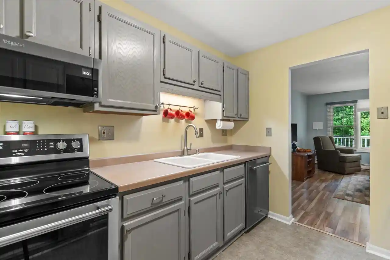 2nd image of 162 Heidel Rd Rd, Thiensville, WI 53092
