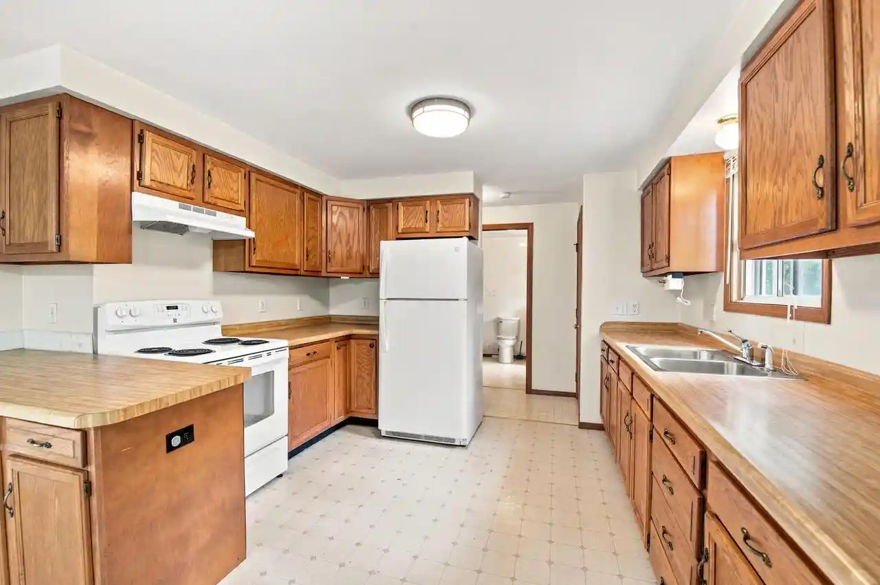 2nd image of 2380 Riverview Dr Dr, Green Bay, WI 54313 | MLS# 50330568