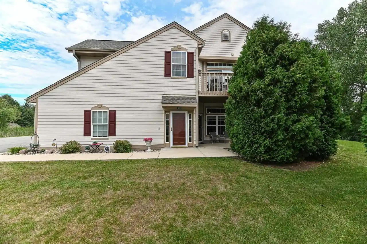 1st image of 8634 S Roxbury Way Way, Oak Creek, WI 53154 | MLS# 1975109