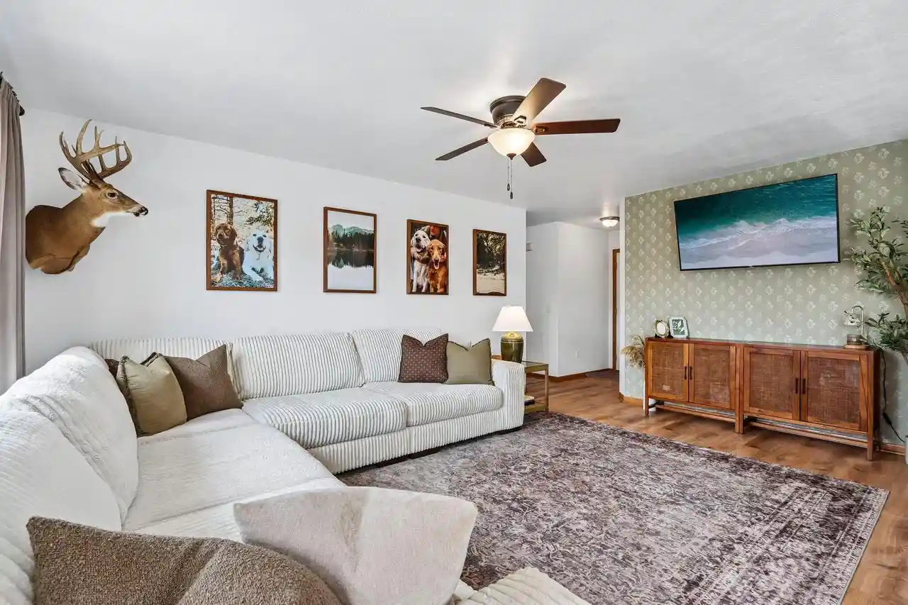 2nd image of 413 Broadmoore Dr Dr, Hartford, WI 53027 | MLS# 1975123