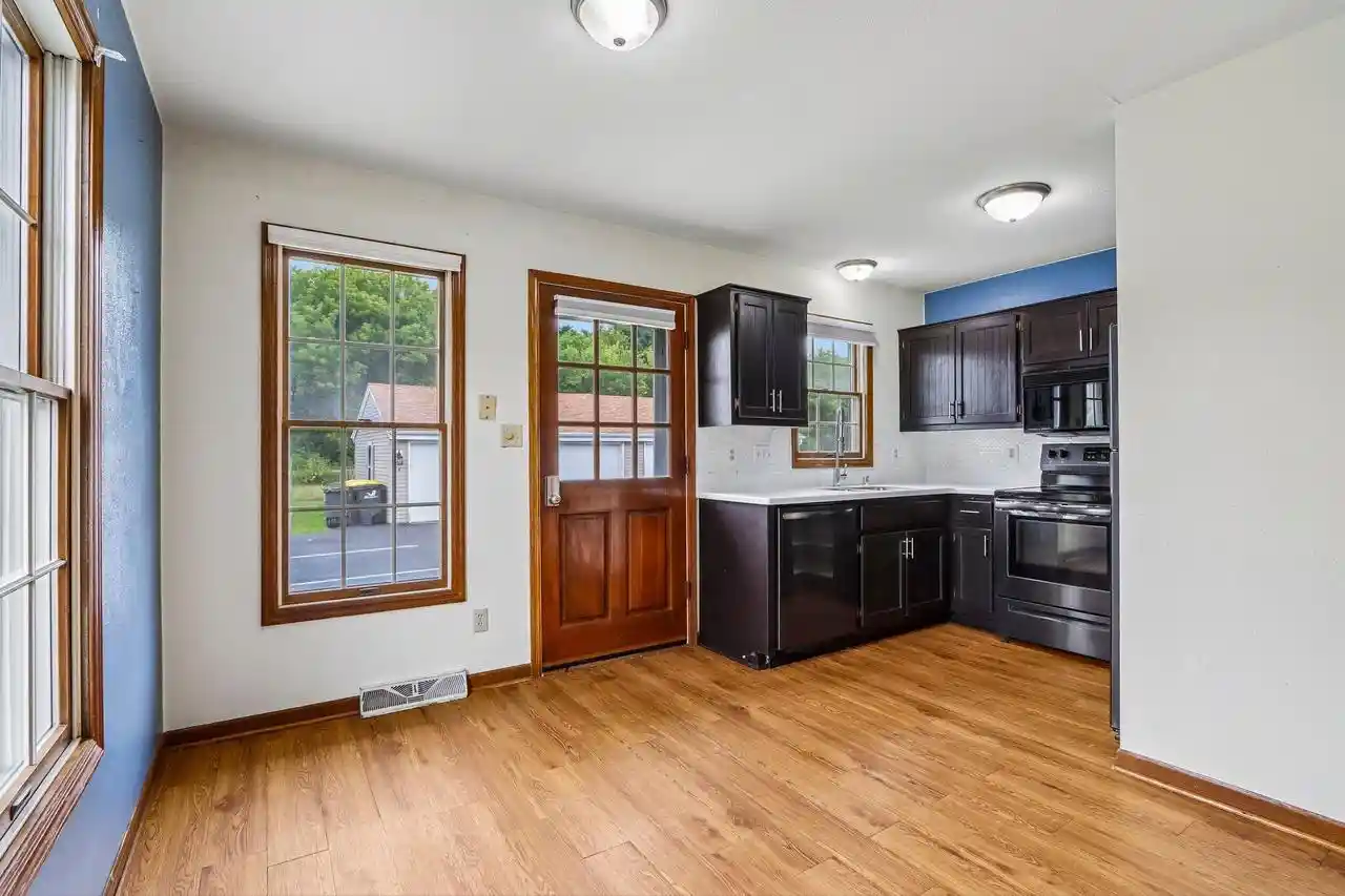 4th image of 2070 Cliff Alex Ct S Ct S, Waukesha, WI 53189