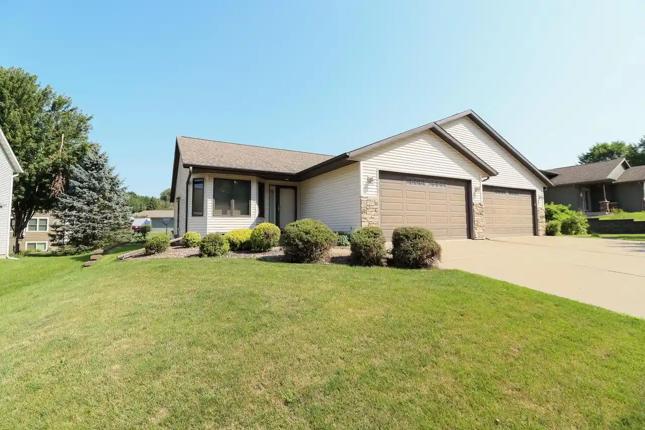 1st image of 301 Crestwood Lane Lane, Onalaska, WI 54650 | MLS# 1975229