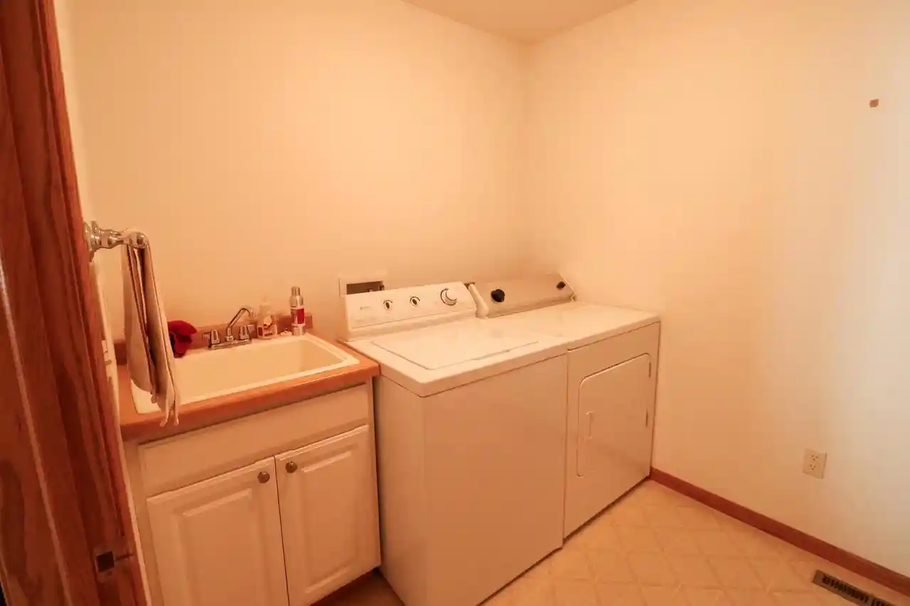 4th image of 301 Crestwood Lane Lane, Onalaska, WI 54650 | MLS# 1975229